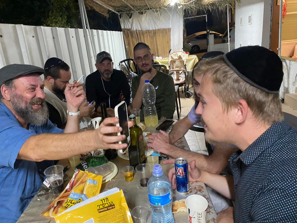 Жизнь общины кипит настолько, что это невозможно запечатлеть фото