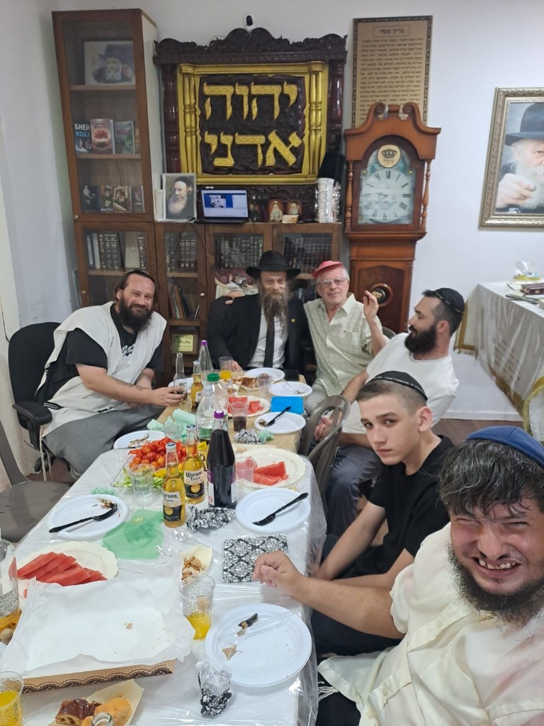 Жизнь общины кипит настолько, что это невозможно запечатлеть фото