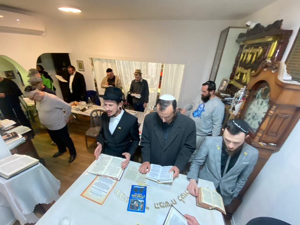 Жизнь общины кипит настолько, что это невозможно запечатлеть фото