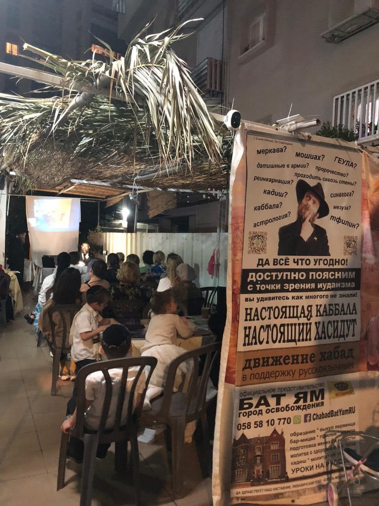 Жизнь общины кипит настолько, что это невозможно запечатлеть фото