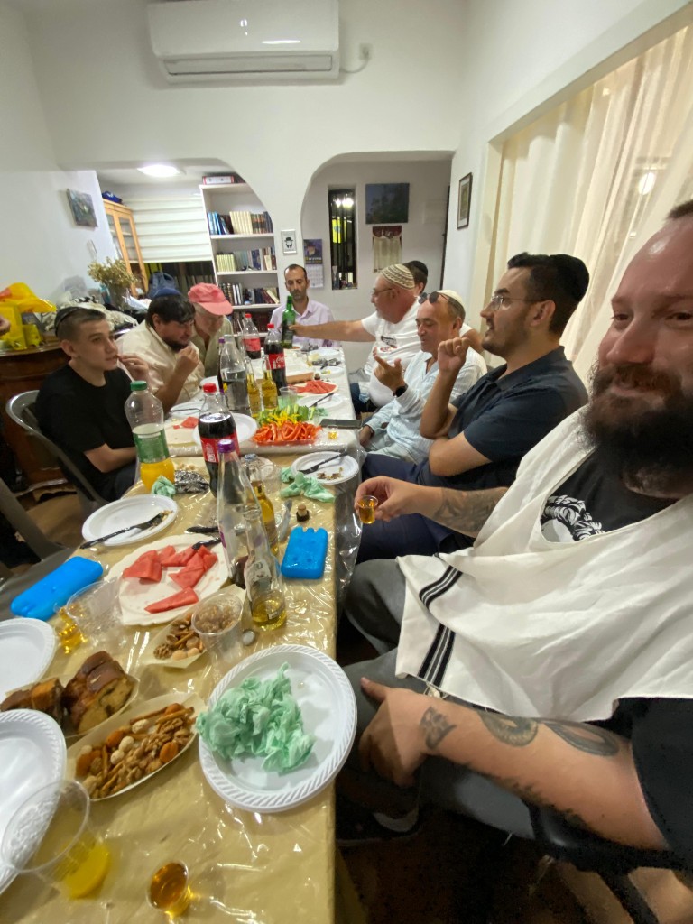 Жизнь общины кипит настолько, что это невозможно запечатлеть фото