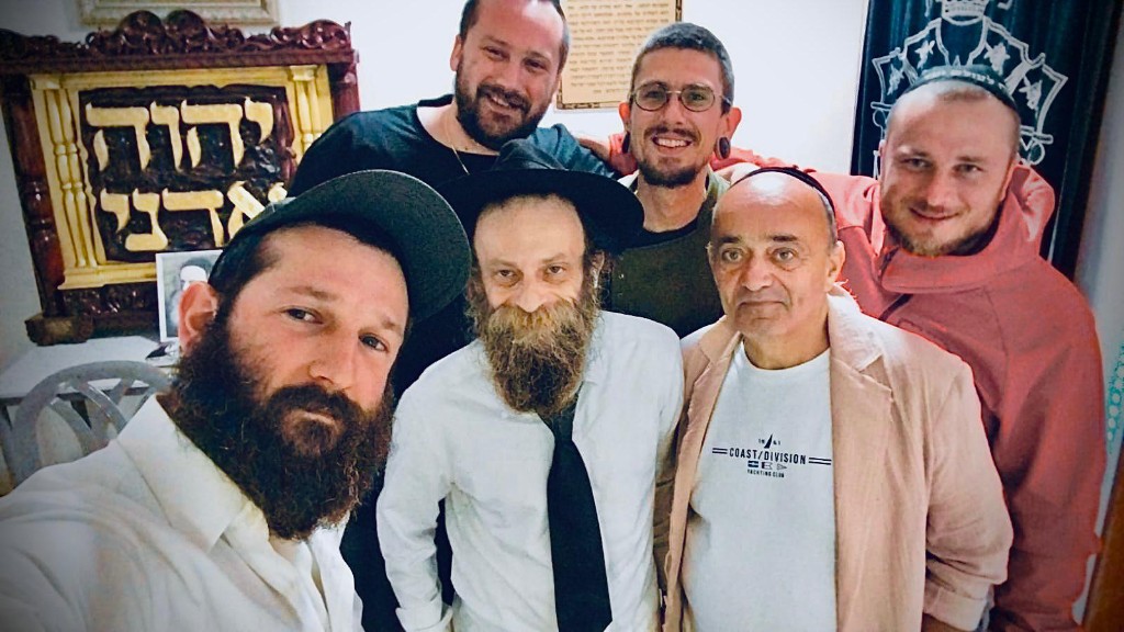 Жизнь общины кипит настолько, что это невозможно запечатлеть фото