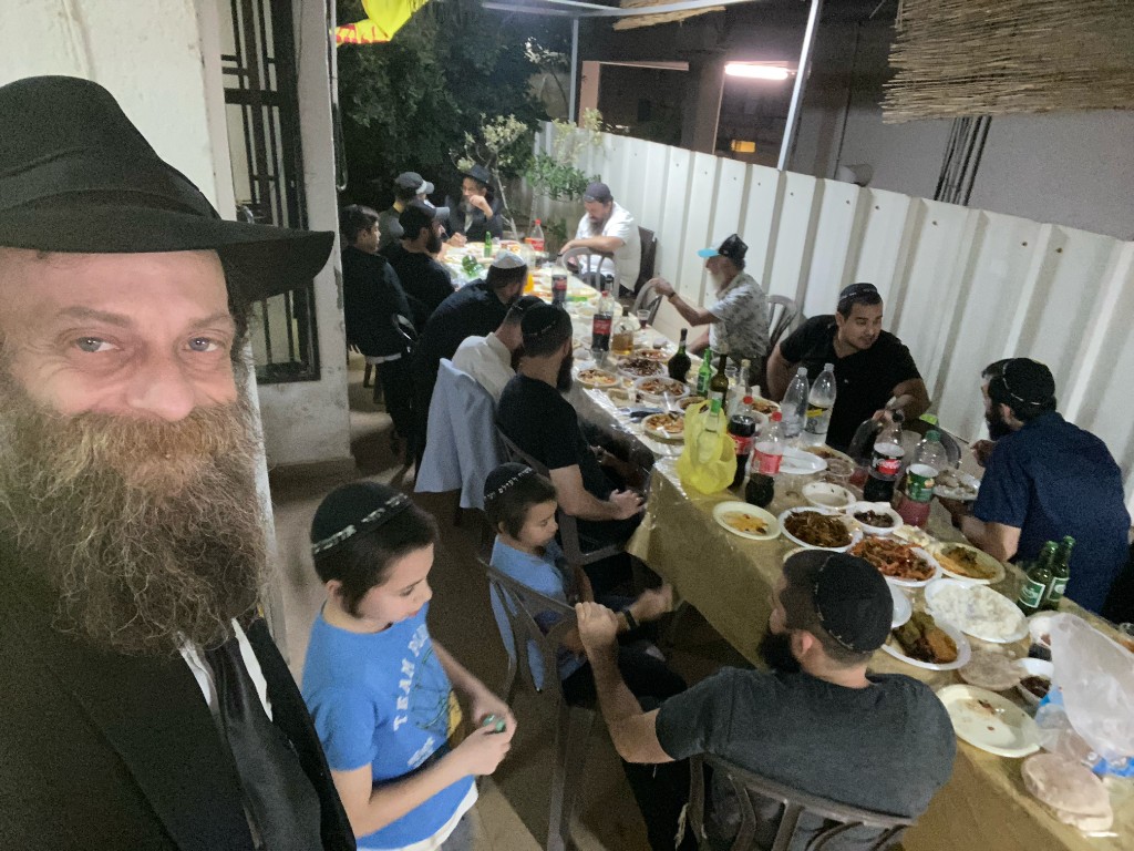 Жизнь общины кипит настолько, что это невозможно запечатлеть фото