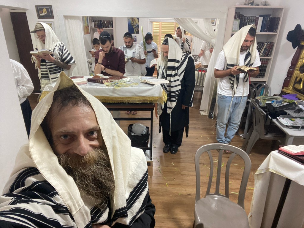 Жизнь общины кипит настолько, что это невозможно запечатлеть фото