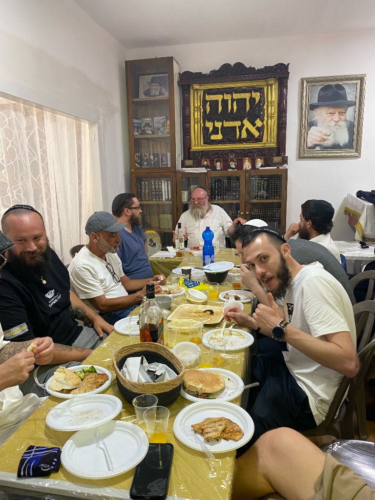 Жизнь общины кипит настолько, что это невозможно запечатлеть фото