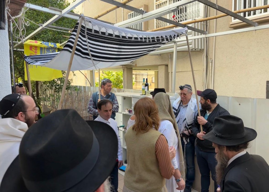 Жизнь общины кипит настолько, что это невозможно запечатлеть фото