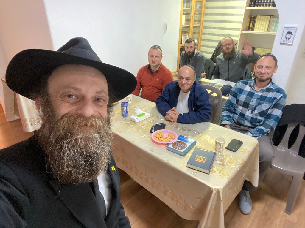 Жизнь общины кипит настолько, что это невозможно запечатлеть фото