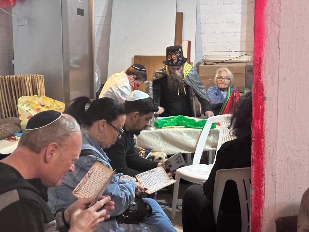 Поддержка народа в военное время: Пурим в бомбоубежище, где даже в тревоге мы выбираем свет, единство и надежду.