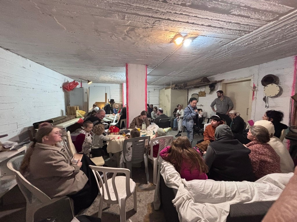 Поддержка народа в военное время: Пурим в бомбоубежище, где даже в тревоге мы выбираем свет, единство и надежду.