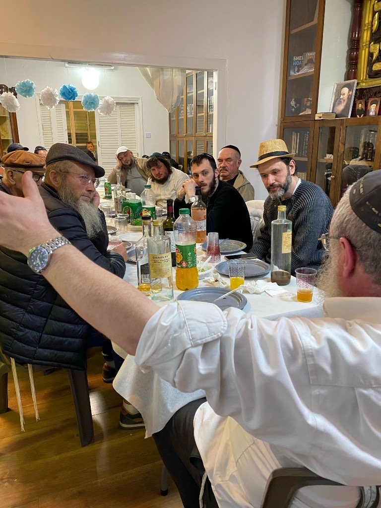 Хасидские застолья — слова Торы, нигуним и братское единство, которое поднимает душу и укрепляет веру.