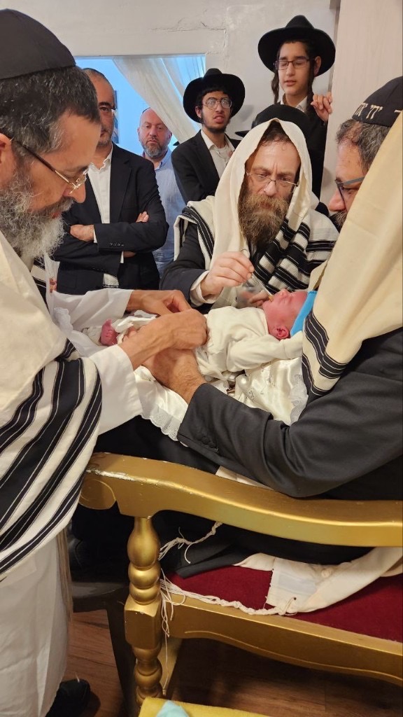 Брит-мила — союз праотца Авраама: священный момент, который наполняет дом светом и благословением. Мазл тов!