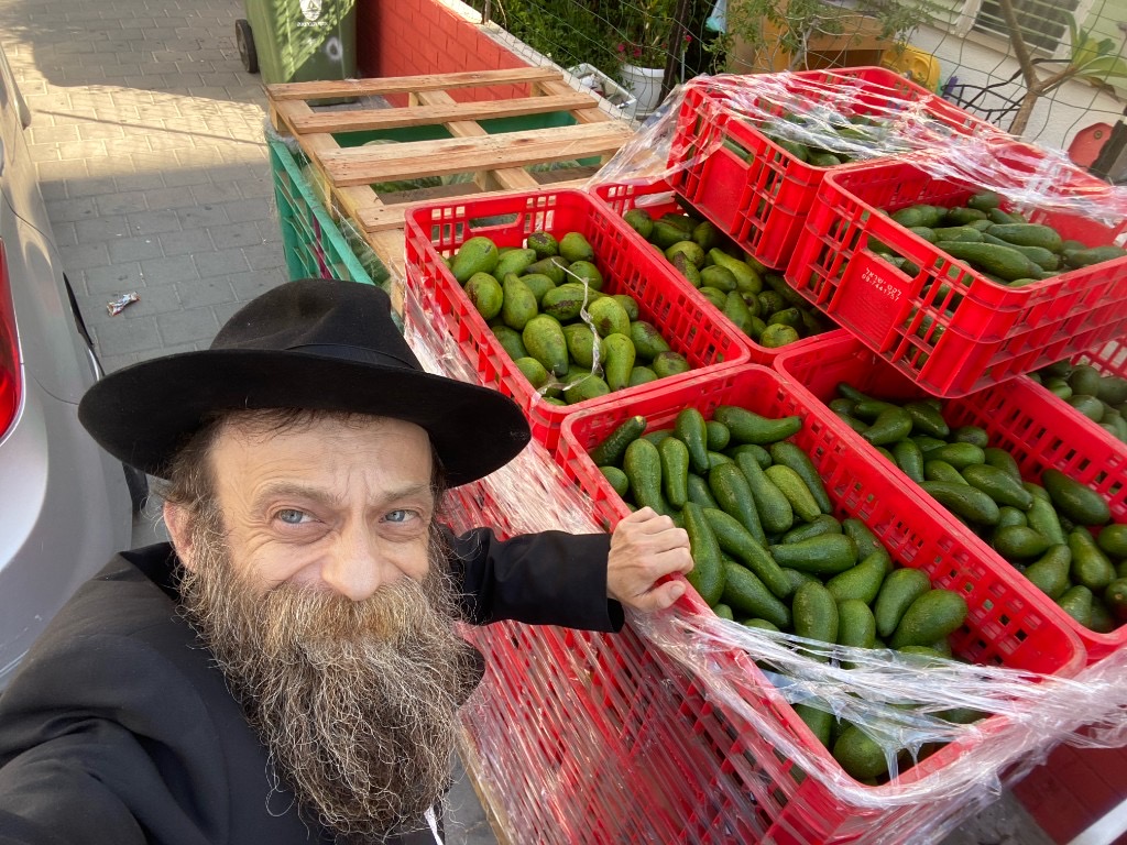 Поддержка нуждающихся продуктами и продовольствием: хесед в действии, когда забота о ближнем становится заповедью дня.