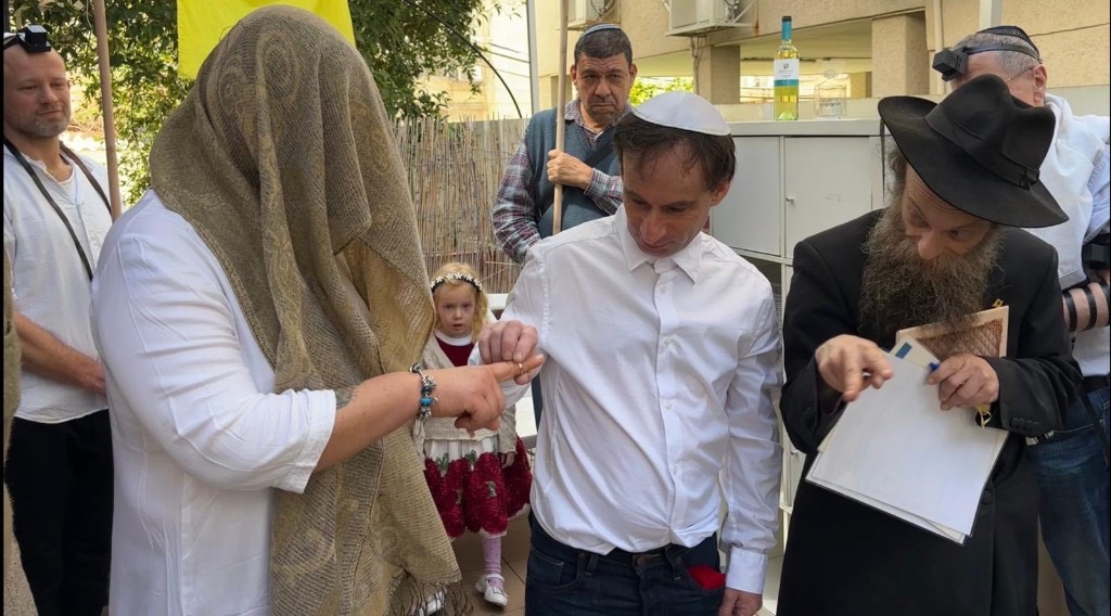 Свадьба по законам Торы — мазл тов: радость хупы и начало дома, построенного на святости и любви.