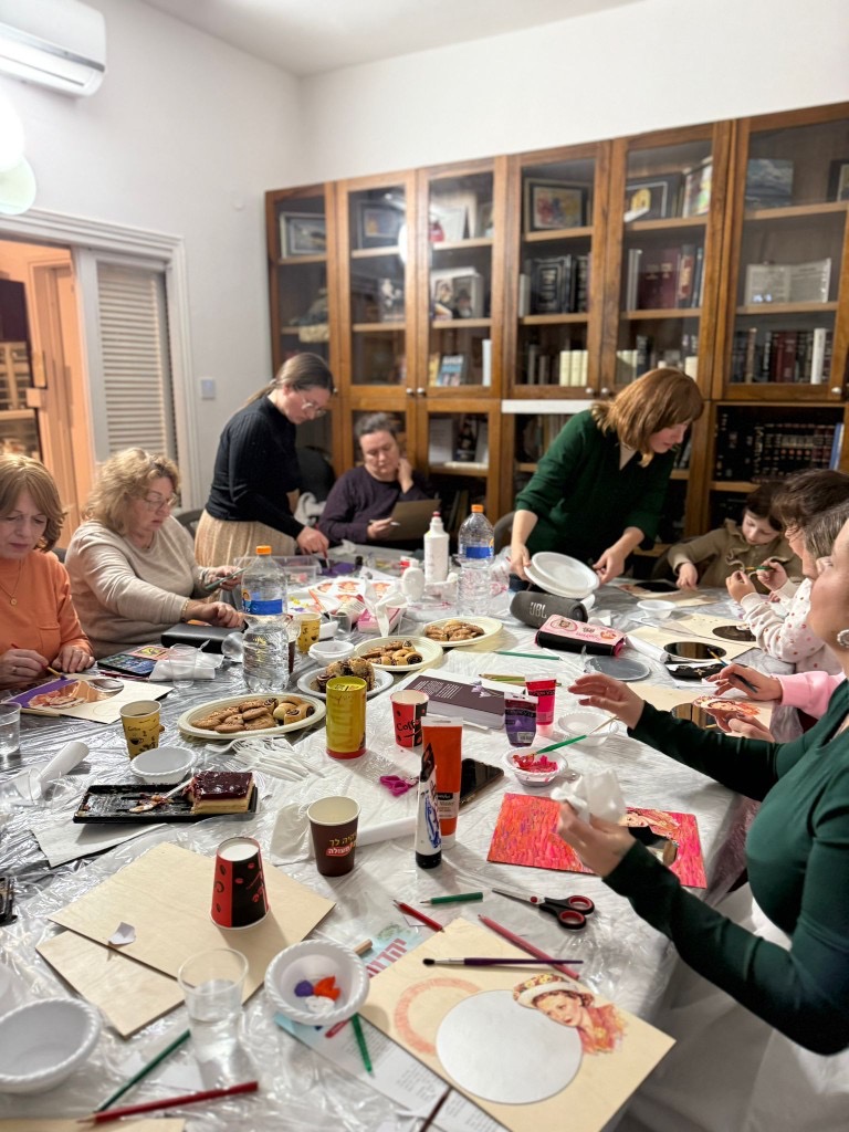 Творческие занятия для женщин, объединяющие вдохновение, тепло общения и хасидскую радость созидания.