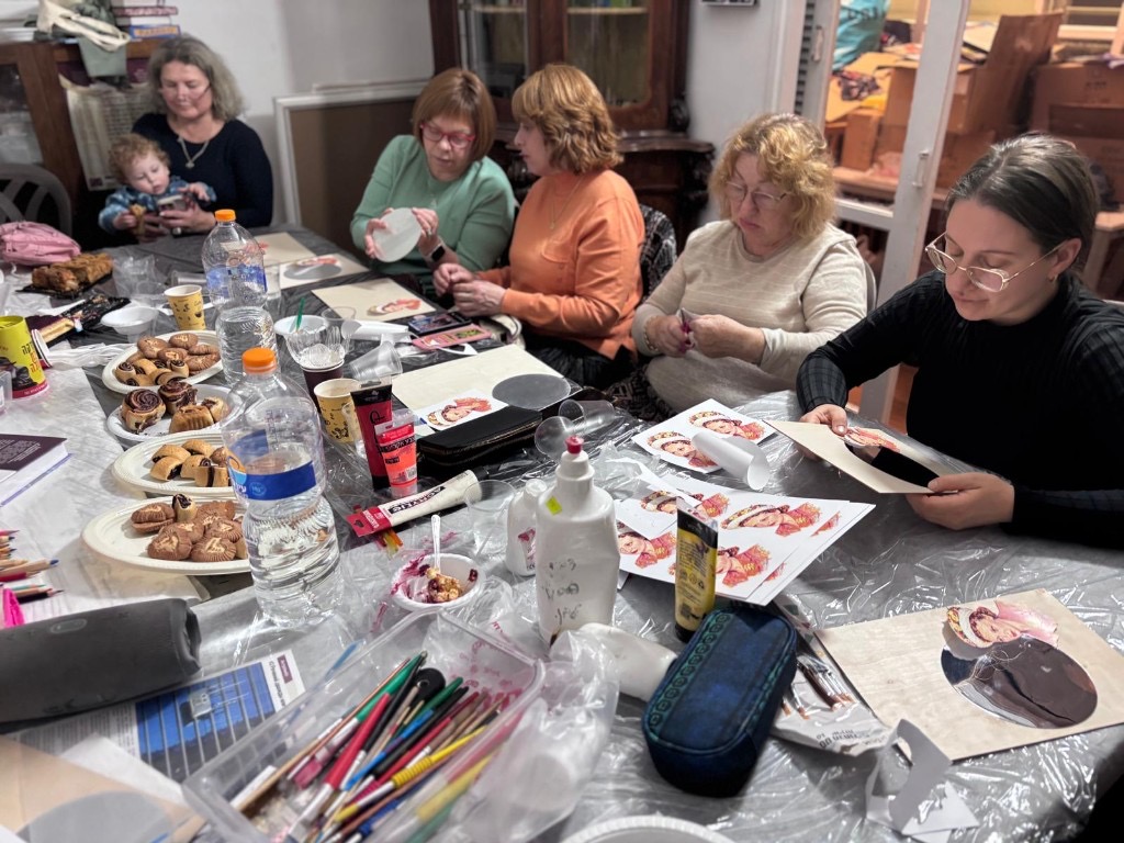 Творческие занятия для женщин, объединяющие вдохновение, тепло общения и хасидскую радость созидания.